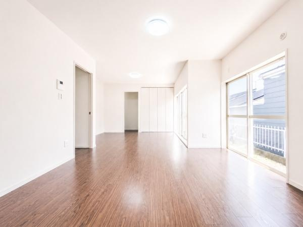 横浜市緑区十日市場町の中古一戸建の居間・リビング|自慢したくなるリビング！
形も良く家具の配置にも困りません。
