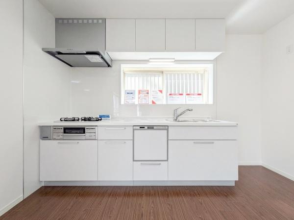 横浜市緑区十日市場町の中古一戸建のキッチン|収納豊富なキッチン。
ここまで収納スペースがあるとキッチン周りをきれいに保てますね！