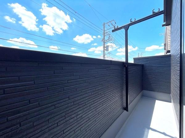 横浜市戸塚区影取町の新築一戸建のバルコニー|陽当り良好のバルコニー！
風通しもよく気持ちいいです