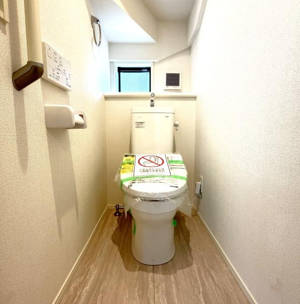 横浜市戸塚区影取町の新築一戸建のトイレ|清潔感のある内装のすっきりとしたデザインのトイレです。
水周りが綺麗だと安心ですね。
