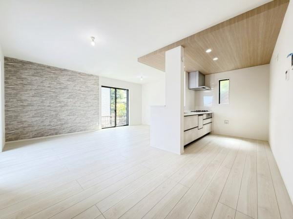 横浜市戸塚区影取町の新築一戸建の居間・リビング|対面式のキッチンはお料理中でも家族とのお話も弾みます。

