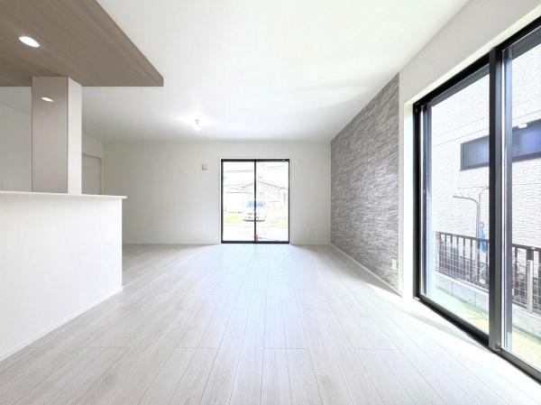 横浜市戸塚区影取町の新築一戸建の居間・リビング|明るいLDK！！
陽当たり良好です。
