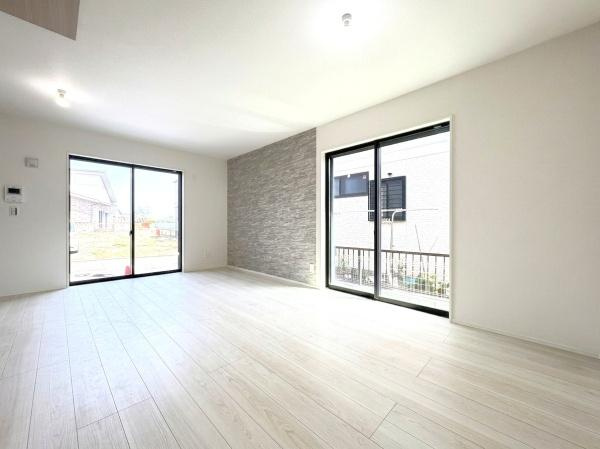 横浜市戸塚区影取町の新築一戸建の居間・リビング|自慢したくなるリビング！
形も良く家具の配置にも困りません。