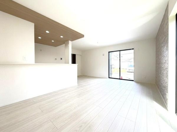 横浜市戸塚区影取町の新築一戸建の居間・リビング|家族が自然と集まるリビングは
落ち着きのある空間です♪