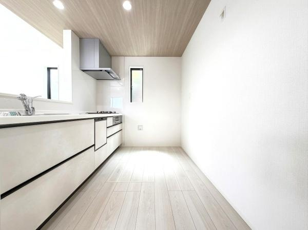 横浜市戸塚区影取町の新築一戸建のキッチン|食洗器付きなのは家事の負担を軽減してくれる嬉しいポイント♪
広々としたキッチンはお子様と並んでお料理できます。