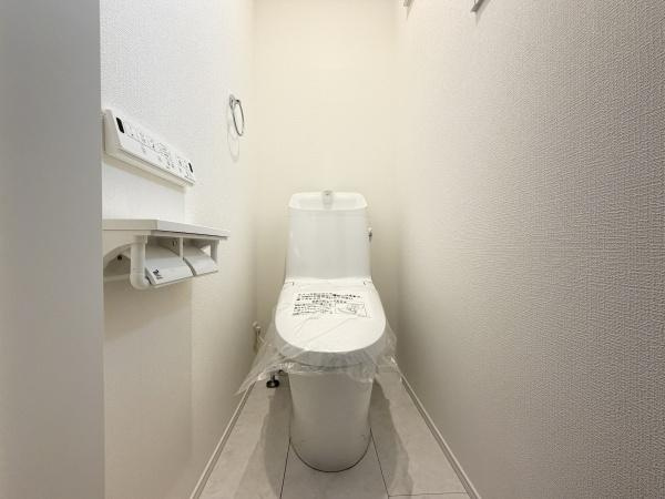 横浜市中区本牧町１丁目の新築一戸建のトイレ|清潔感のある内装のすっきりとしたデザインのトイレです。
水周りが綺麗だと安心ですね。
