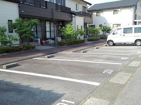 カーサ・フィオーレＳ棟の駐車場|駐車場に車を止められます