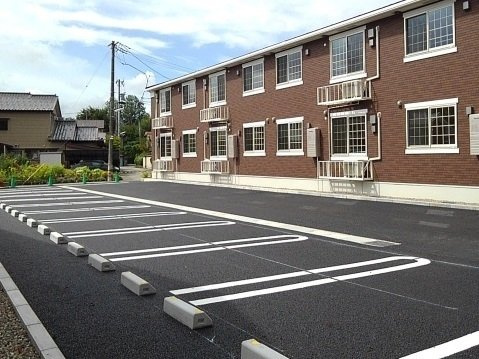 ラーレ　Ｗの駐車場|車をお持ちの方に嬉しい駐車場付きの物件です