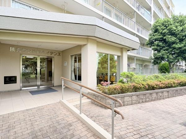 読売ランド前ハイデンスのエントランス|スロープが設置してありベビーカーや車椅子でも出入りが可能です。
