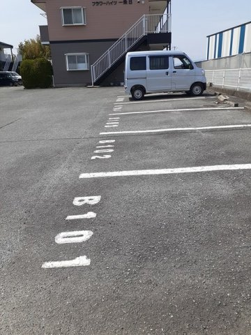 フラワーハイツ一条（Ｂ）の駐車場