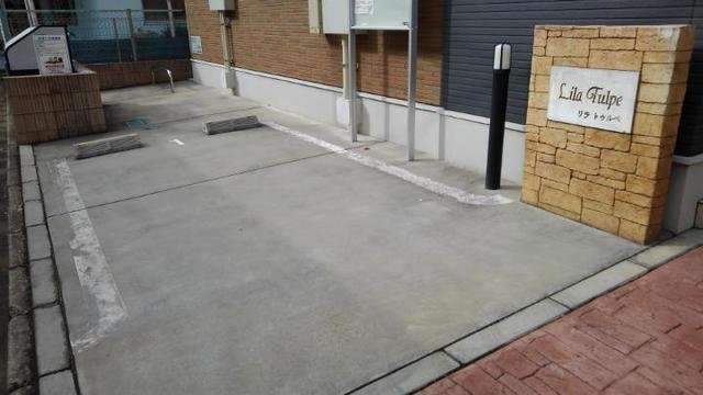 リラ　トゥルペの駐車場