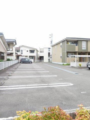 ウエスト　エアリーＢの駐車場