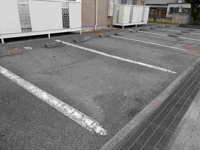 ブランマージュの駐車場
