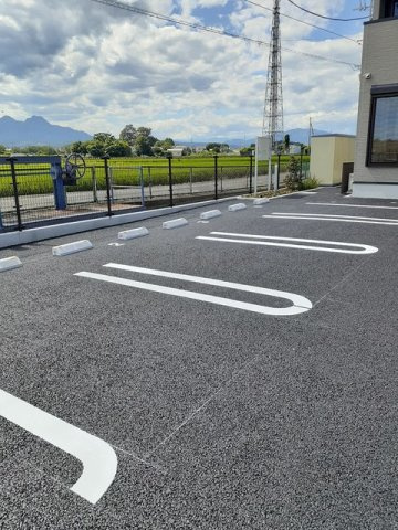 ラピス　レジデンスの駐車場