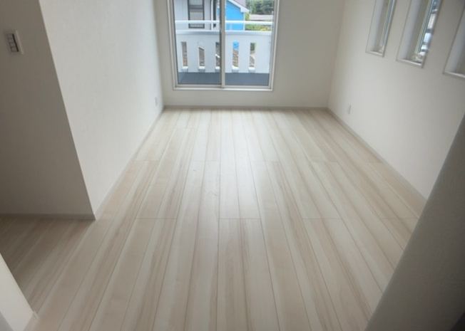 【寝室】 | 寝室でゆっくりと過ごすためにはベッド周りの適度な空間を担保することや窓の位置、照明の明るさ、寝室の広さなどを考える必要があります。自身や家族の構成とライフスタイルに併せて寝室にする部屋を選びましょう！