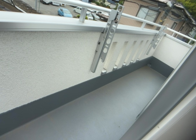【バルコニー】 | バルコニーは、室外の専用スペースのうち、「屋根がなく開放された空間」であるものを指します。ベランダより広いタイプのものが多く、日当たりもよいため家庭菜園などを楽しみたい人にとって適した環境となります。