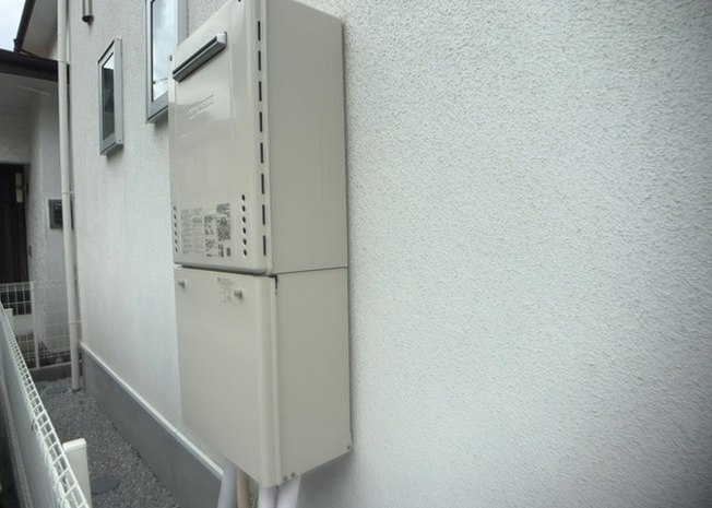 【発電・温水設備】 | 省エネ給湯器とは従来型の給湯器より熱効率が高く、少ない燃料でたくさんのお湯を沸かすことが出来る高効率な給湯器のことを指します。また、省エネ給湯器には種類があり、利便性や効果なども様々です。