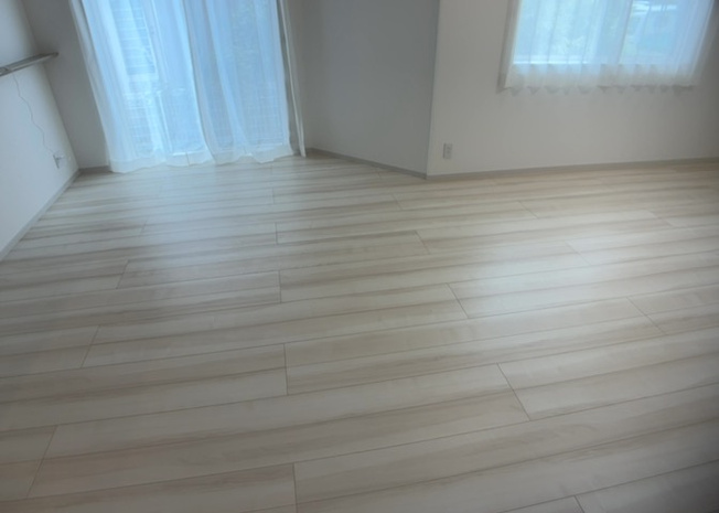 【居間・リビング】 | 直線タイプはLとDKを一直線に並べた形で対面キッチンのタイプです。一般的なのでよく見かけるかもしれません。直線タイプに似た直接アイランドタイプは、キッチンとダイニングの間に壁がない分広く感じられます。