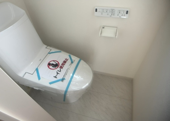 【トイレ】 | トイレは大きさや形、機能、抗菌性などが異なる多種多彩なタイプが各メーカーから出ています。それぞれに良さがあるため、事前にどういったタイプのトイレがいいのかをご家庭内で決めて、内見に行くといいでしょう。