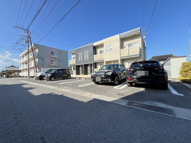 エクセレント　ユリの駐車場