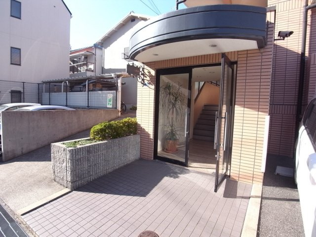 ハイネス岡本のエントランス