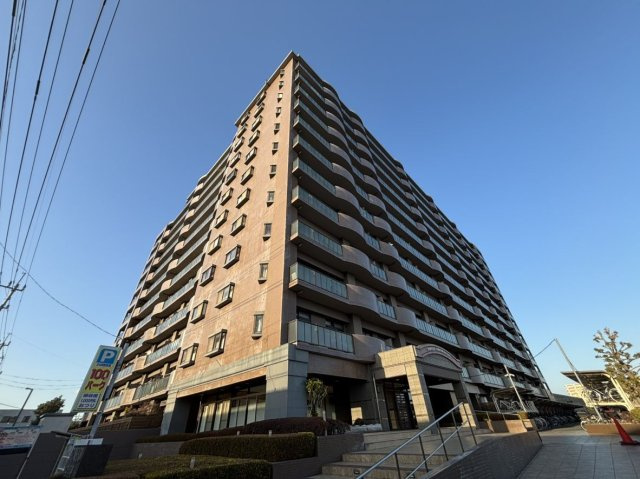 【外観】 | コアマンションルネス空港東☆仲介手数料無料☆ | 周辺にはスーパーやコンビニなどの買い物施設が充実しており、毎日の生活に便利な住環境です。日々のお買い物に困ることはありません。落ち着いた暮らしを叶える魅力的なロケーションです。