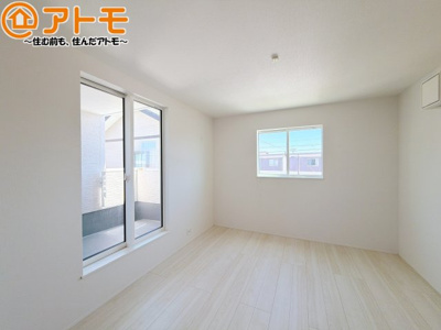 【寝室】 | 島田市中溝町第1期　新築戸建　2号棟 | バルコニーに面したお部屋なので、布団などの大きなものも楽々干せます♪