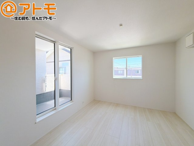 【寝室】 | 島田市中溝町第1期　新築戸建　2号棟 | バルコニーに面したお部屋なので、布団などの大きなものも楽々干せます♪