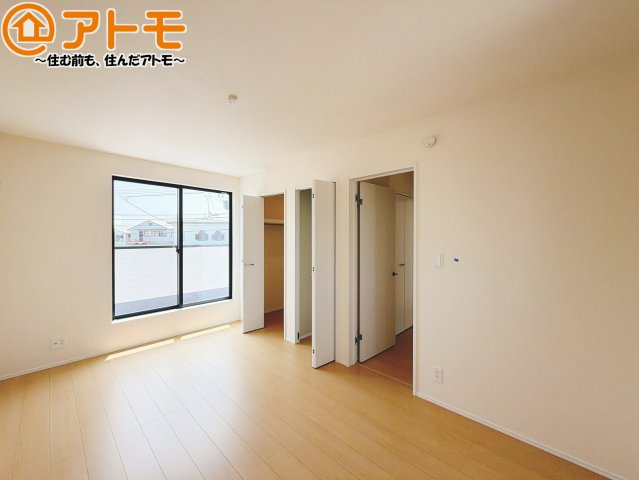 【寝室】 | 島田市御仮屋町　新築戸建　A号棟 | バルコニーに面したお部屋なので、布団などの大きなものも楽々干せます♪