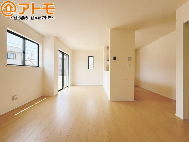 【居間・リビング】 | 島田市御仮屋町　新築戸建　A号棟 | 日当たりのよいリビングは、一年を通してぽかぽかとしています。家族が自然と集まる空間になりそうですね♪