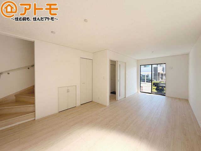 【居間・リビング】 | 島田市宝来町第1　新築戸建　全1棟 | 日当たりのよいリビングは、一年を通してぽかぽかとしています。家族が自然と集まる空間になりそうですね♪