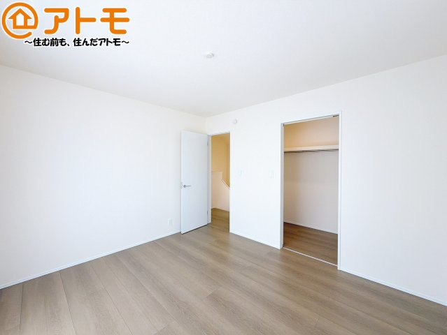 【寝室】 | 島田市野田　新築戸建　B号棟 | 収納スペースもしっかり確保したお部屋は、収納家具の数も減らせるのでお部屋を広く使えます！