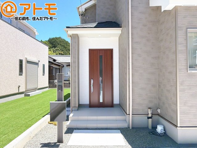 【玄関】 | 島田市野田　新築戸建　B号棟 | 落ち着いた色合いの玄関はダブルロックで防犯性に優れた仕様になっています♪