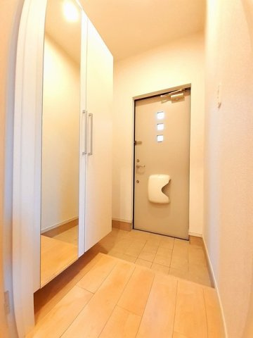 プラシードＡの玄関|明るい玄関です