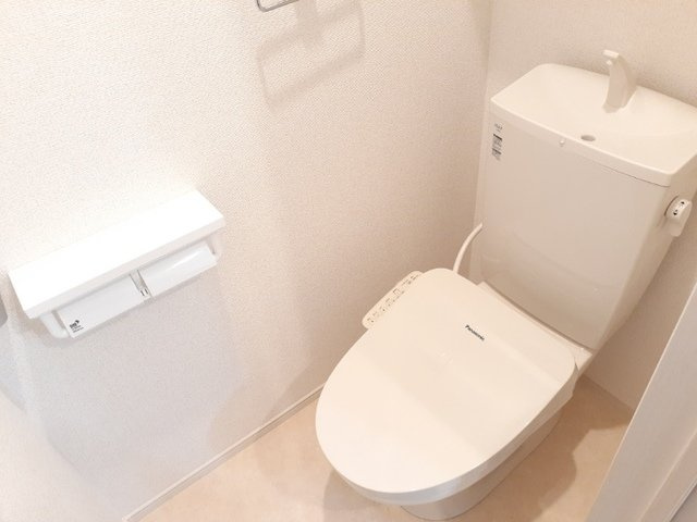 イルデュノールのトイレ|落ち着いた色調のトイレです