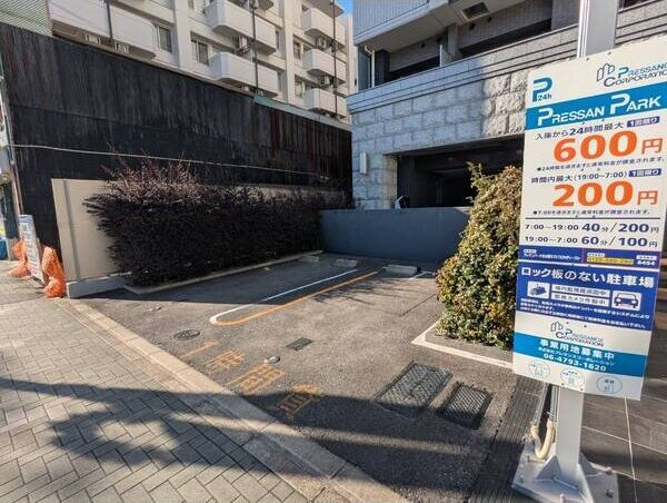 プレサンス名古屋STATIONディーヴァの駐車場