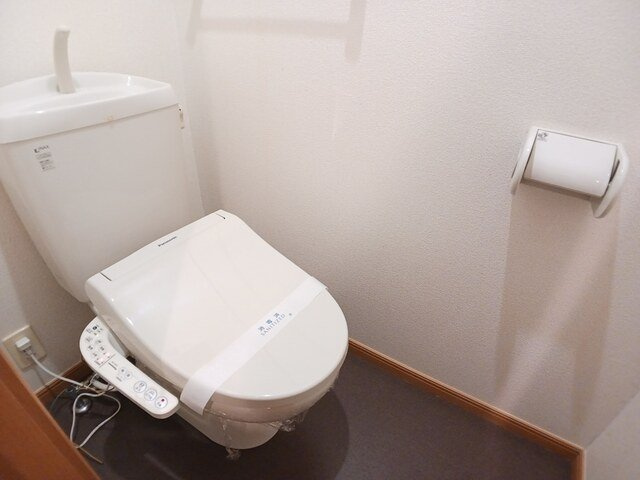 クレメントＢ棟のトイレ|落ち着いた色調のトイレです