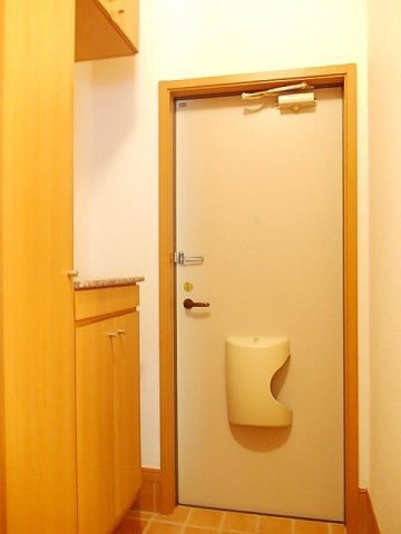 クレメントＡ棟の玄関|明るい玄関です