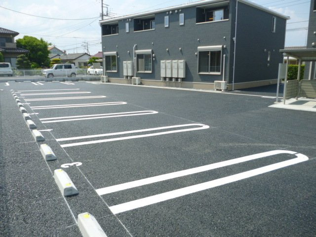 アイランドヒルズアミファイナルの駐車場