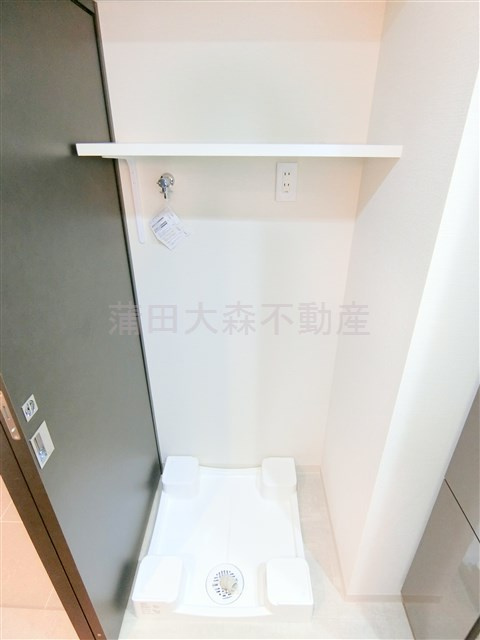 ルネサンスコート蒲田WESTの設備|棚付きの洗濯機置き場