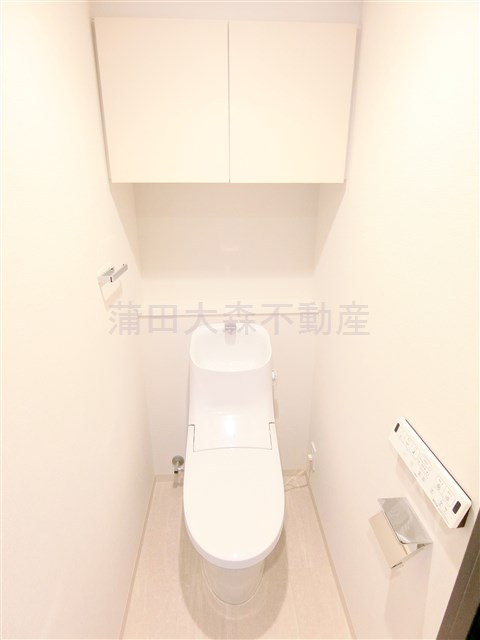ルネサンスコート蒲田WESTのトイレ|吊戸棚と温水洗浄便座付きのトイレ