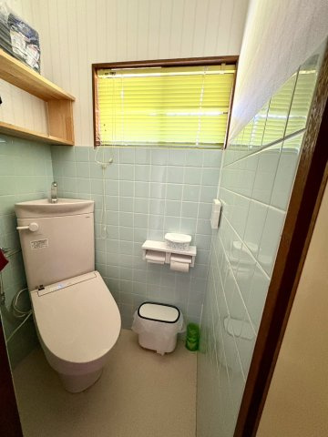 「駐車場6台以上可」南国市幸町　中古戸建のトイレ|清潔感のある落ち着いたトイレスペース。