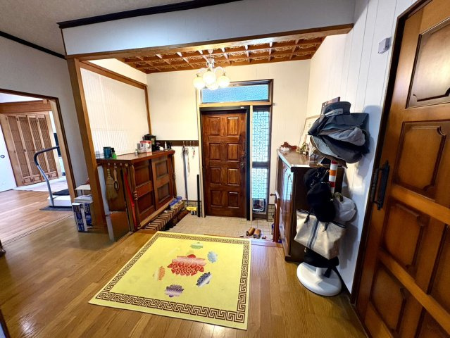 「駐車場6台以上可」南国市幸町　中古戸建の玄関|来客を迎える玄関はデザインにもこだわっています。