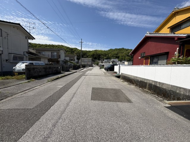 「駐車場6台以上可」南国市幸町　中古戸建の前面道路含む現地写真|前面道路が広く車の運転も安心♪