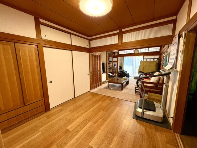 「駐車場6台以上可」南国市幸町　中古戸建の居間・リビング|ゆったりくつろげる趣のある洋室。2年半前にクロスと床をリフォームしました。

