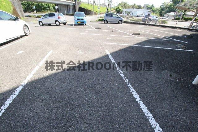 コウガマンションⅡの駐車場|カースペースがあります