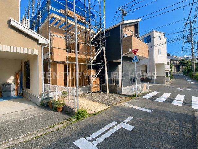 【前面道路含む現地写真】 | 田園都市線「溝の口」新築戸建 | 豊かな自然がある生田緑地に続く谷戸まで徒歩約８分。