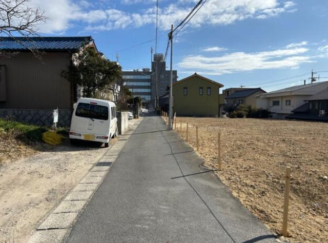 知多郡武豊町字向陽４丁目　売り土地の前面道路含む現地写真