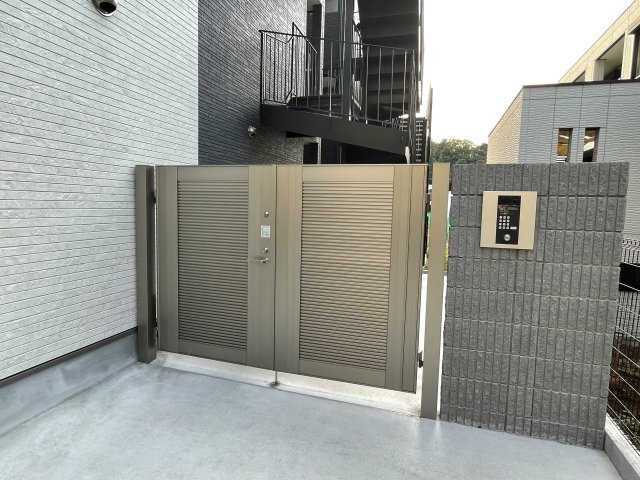 稲城市東長沼のアパートのエントランス