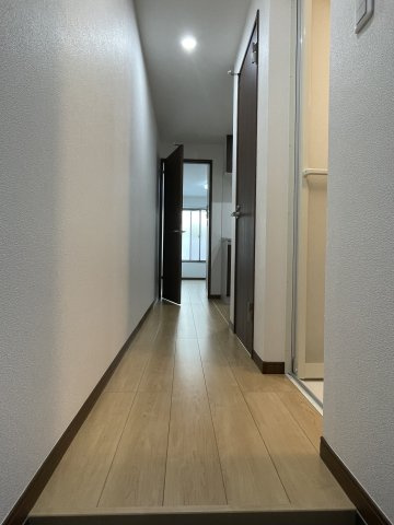 稲城市東長沼のアパートのロビー